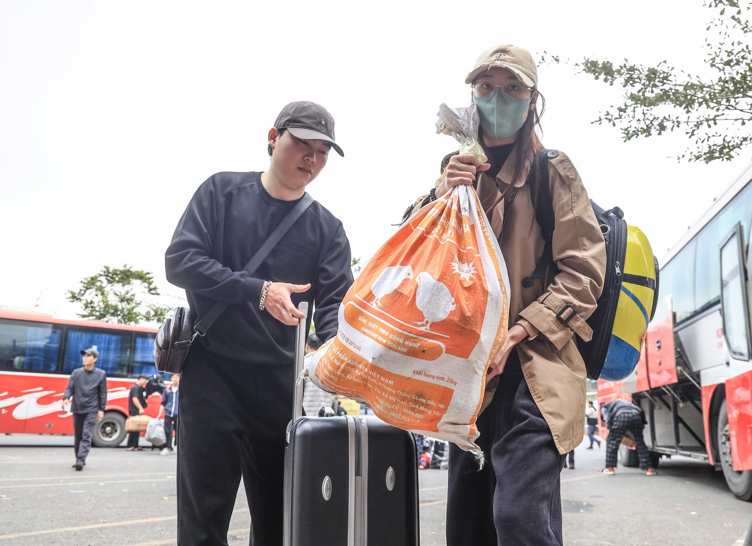 Ng&agrave;y cuối nghỉ Tết, bến xe tất bật đ&oacute;n người d&acirc;n trở lại Thủ đ&ocirc;- Ảnh 4.