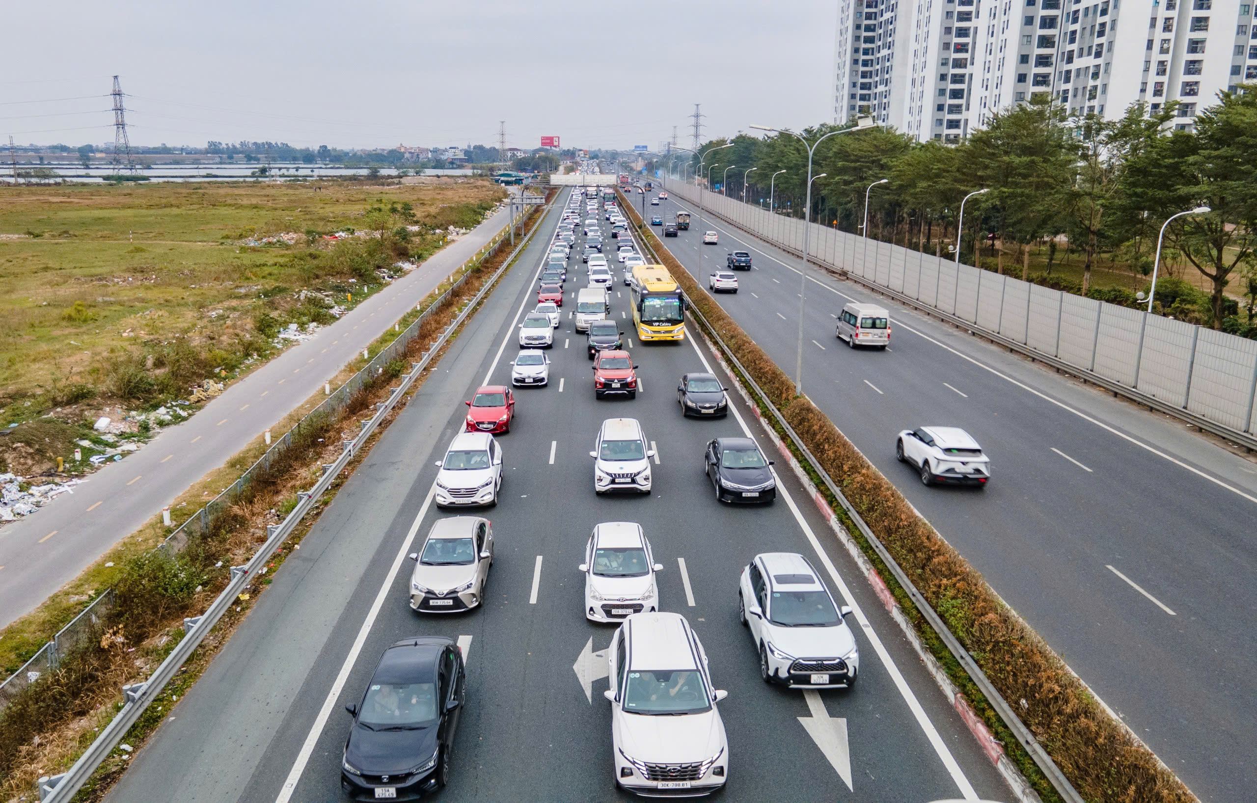 Phương tiện "nối đuôi" nhau về Thủ đô, cửa ngõ đông nghẹt- Ảnh 2. Phương tiện "nối đuôi" nhau về Thủ đô, cửa ngõ đông nghẹt- Ảnh 2.