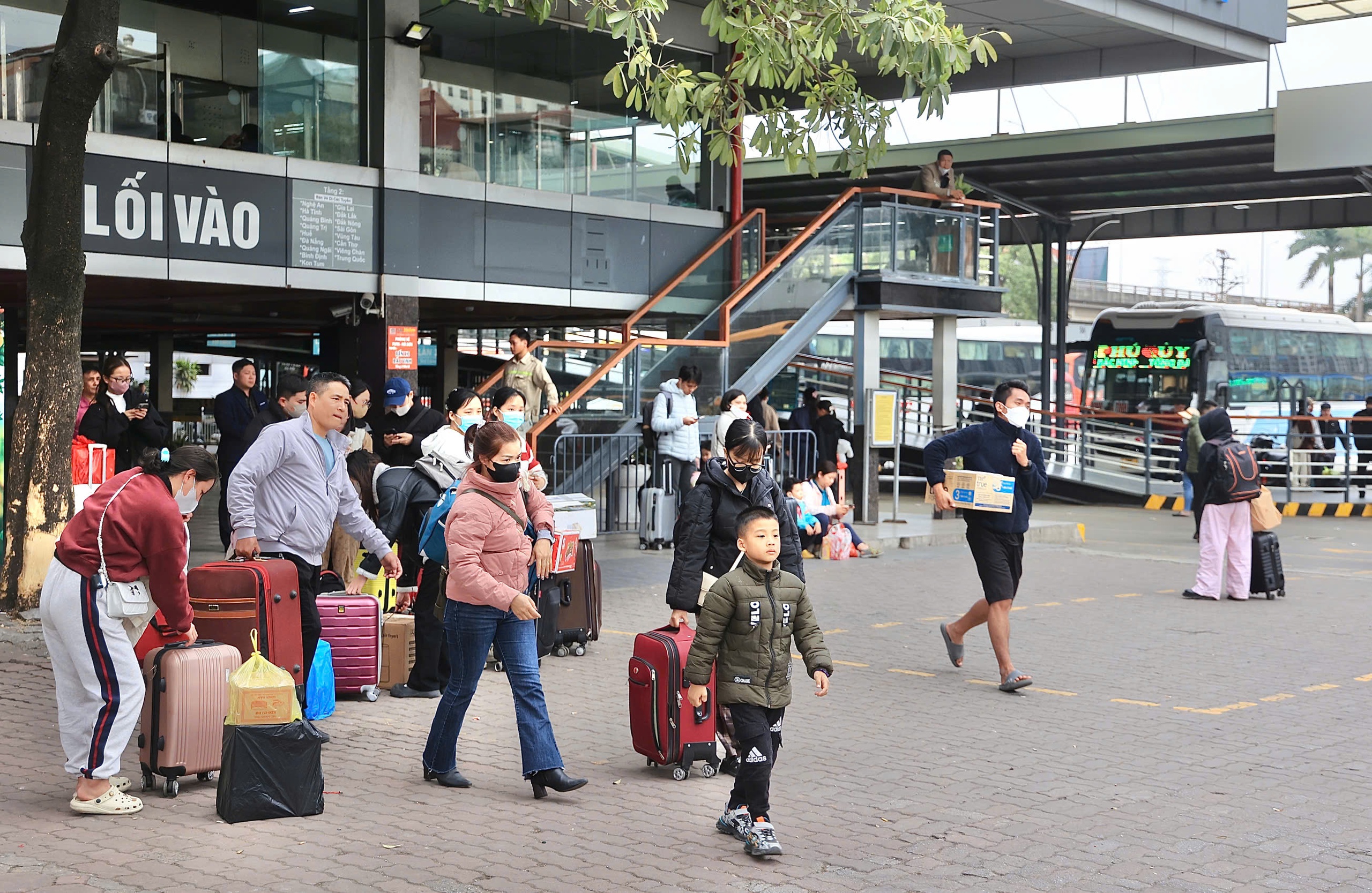 Ng&agrave;y cuối nghỉ Tết, bến xe tất bật đ&oacute;n người d&acirc;n trở lại Thủ đ&ocirc;- Ảnh 16.