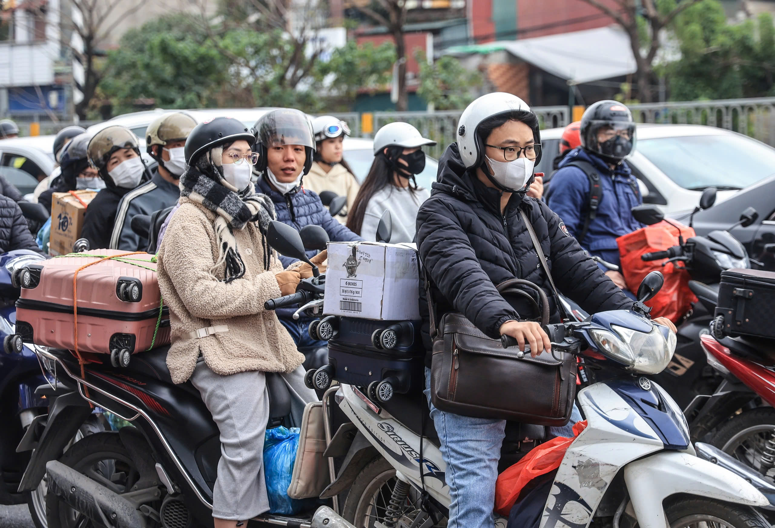 Phương tiện "nối đuôi" nhau về Thủ đô, cửa ngõ đông nghẹt- Ảnh 7. Phương tiện "nối đuôi" nhau về Thủ đô, cửa ngõ đông nghẹt- Ảnh 7.