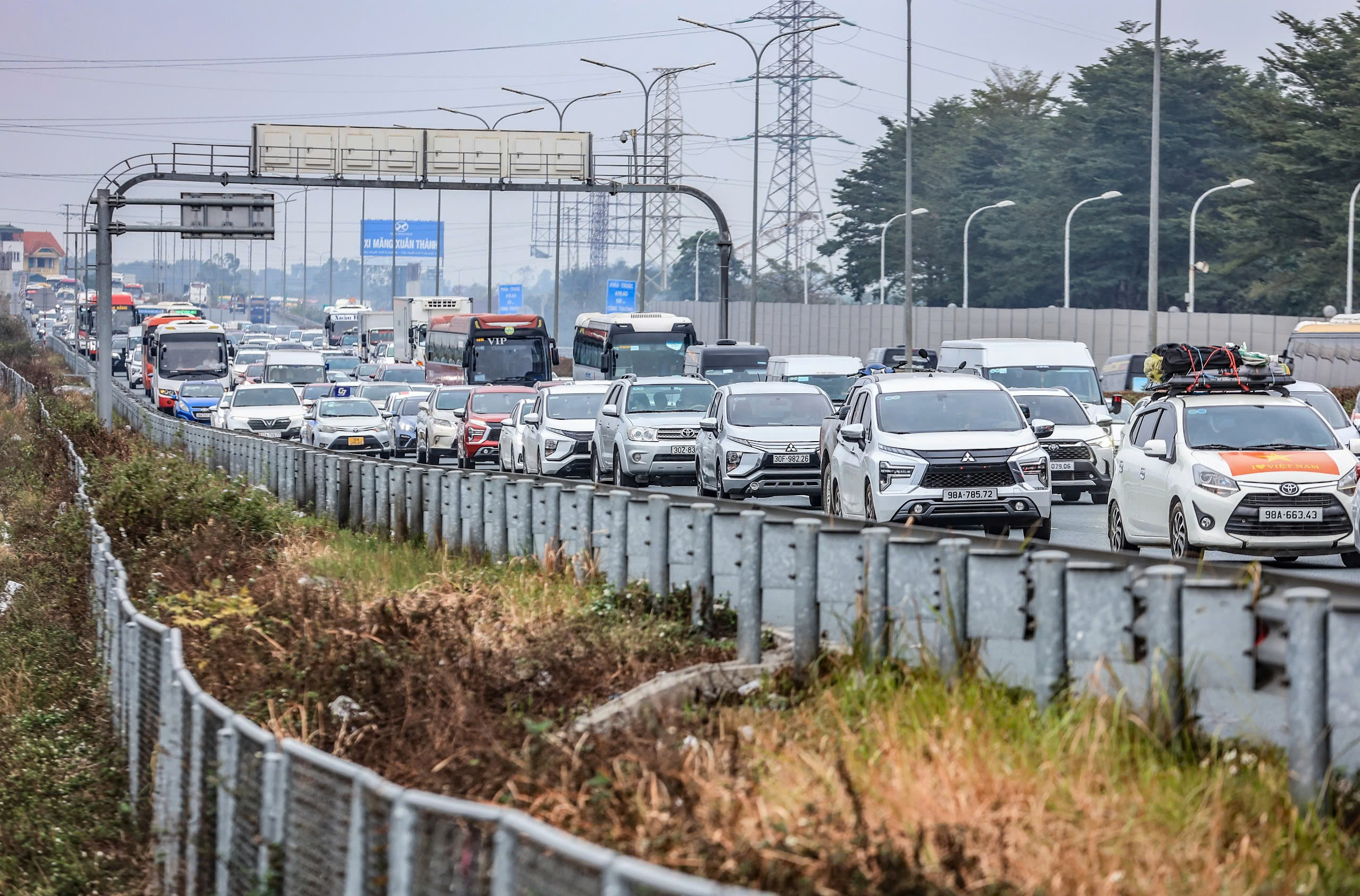 Phương tiện "nối đuôi" nhau về Thủ đô, cửa ngõ đông nghẹt- Ảnh 3. Phương tiện "nối đuôi" nhau về Thủ đô, cửa ngõ đông nghẹt- Ảnh 3.