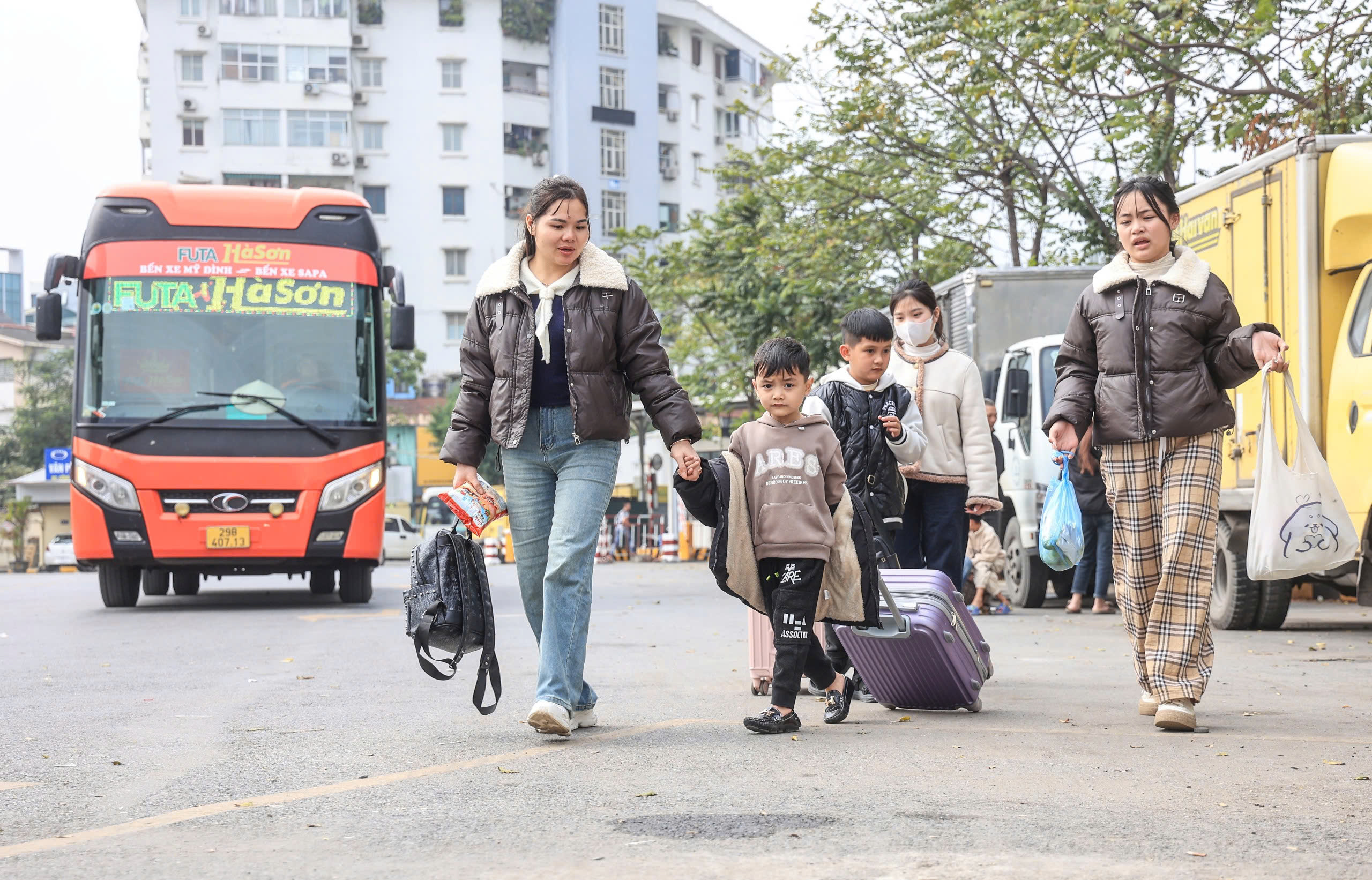 Ng&agrave;y cuối nghỉ Tết, bến xe tất bật đ&oacute;n người d&acirc;n trở lại Thủ đ&ocirc;- Ảnh 2.