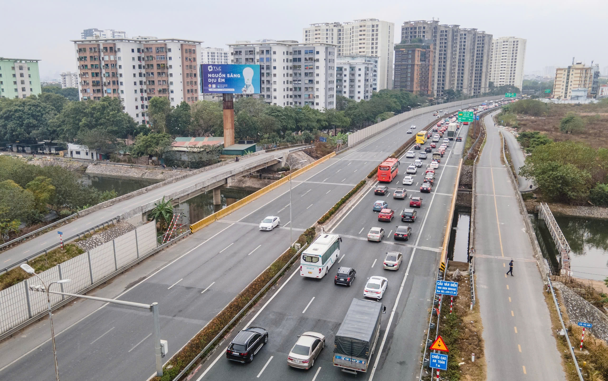 Phương tiện "nối đuôi" nhau về Thủ đô, cửa ngõ đông nghẹt- Ảnh 1. Phương tiện "nối đuôi" nhau về Thủ đô, cửa ngõ đông nghẹt- Ảnh 1.