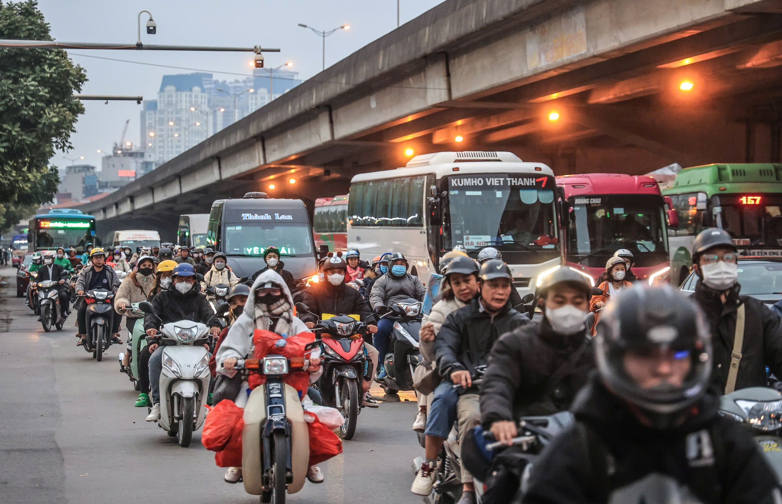 Phương tiện "nối đuôi" nhau về Thủ đô, cửa ngõ đông nghẹt- Ảnh 13. Phương tiện "nối đuôi" nhau về Thủ đô, cửa ngõ đông nghẹt- Ảnh 13.