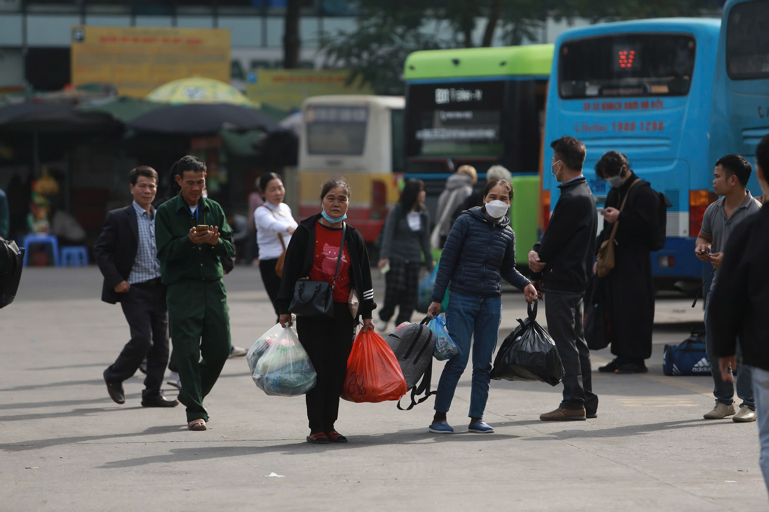 Ng&agrave;y cuối nghỉ Tết, bến xe tất bật đ&oacute;n người d&acirc;n trở lại Thủ đ&ocirc;- Ảnh 8.