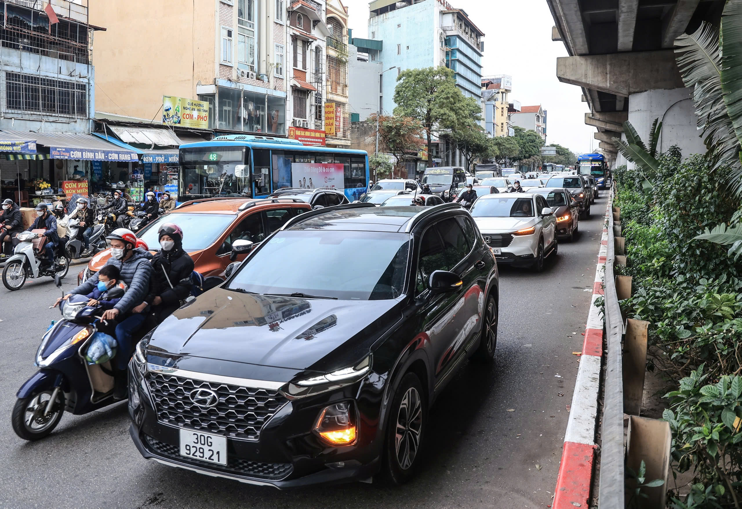 Phương tiện "nối đuôi" nhau về Thủ đô, cửa ngõ đông nghẹt- Ảnh 5. Phương tiện "nối đuôi" nhau về Thủ đô, cửa ngõ đông nghẹt- Ảnh 5.