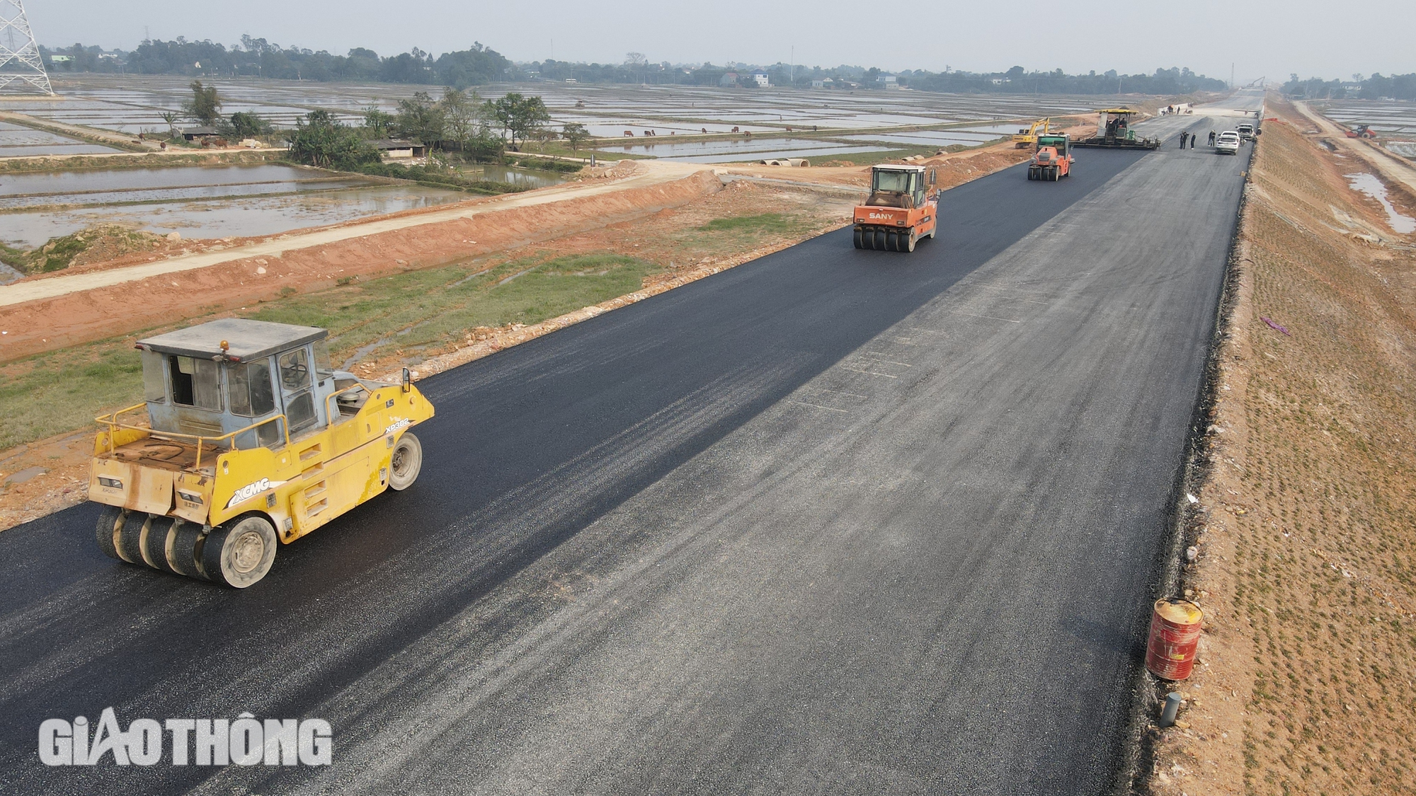 Cơ bản ho&agrave;n thiện tuyến ch&iacute;nh cao tốc Bắc - Nam qua H&agrave; Tĩnh sau 2 năm thi c&ocirc;ng- Ảnh 2.