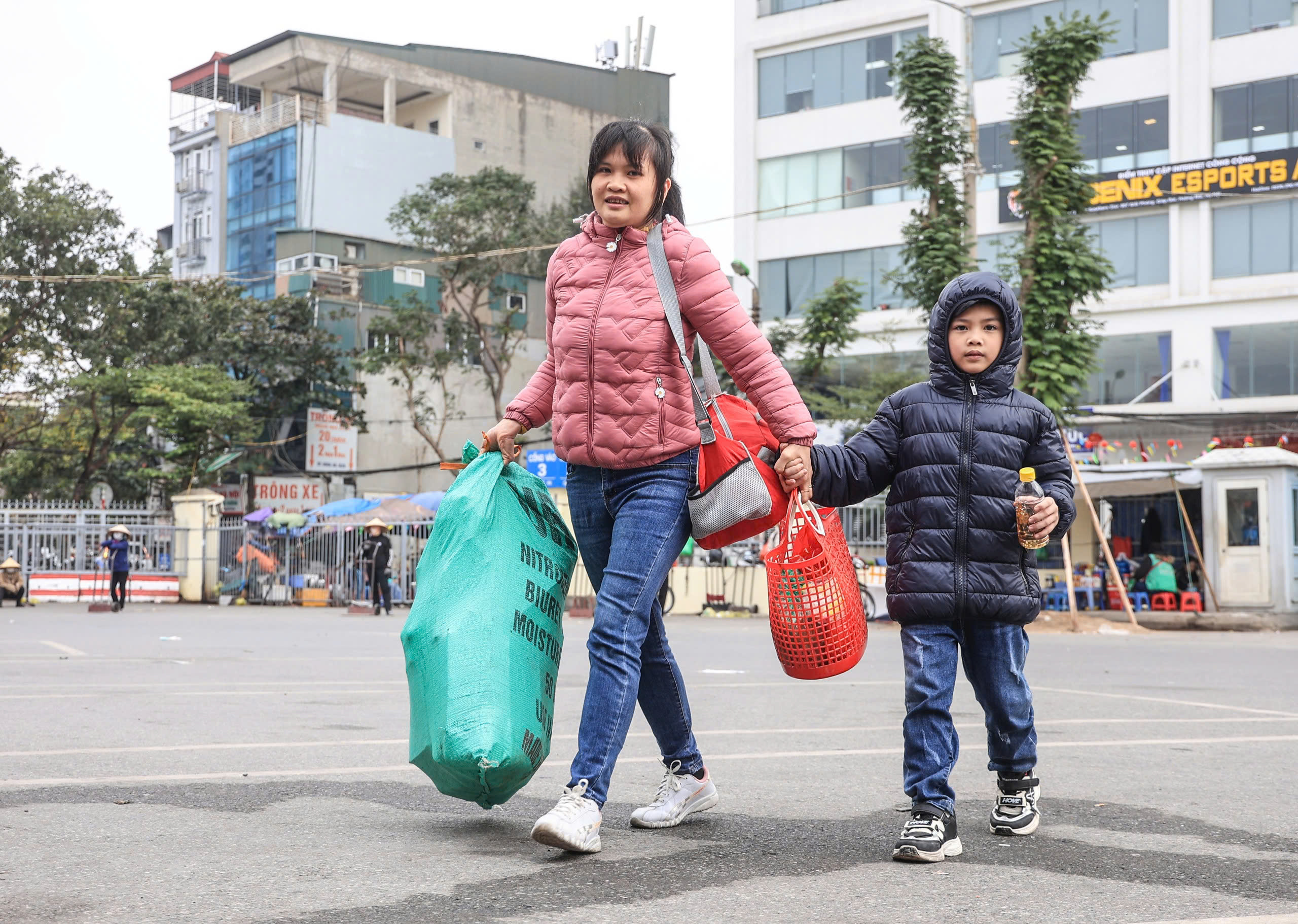 Ng&agrave;y cuối nghỉ Tết, bến xe tất bật đ&oacute;n người d&acirc;n trở lại Thủ đ&ocirc;- Ảnh 14.