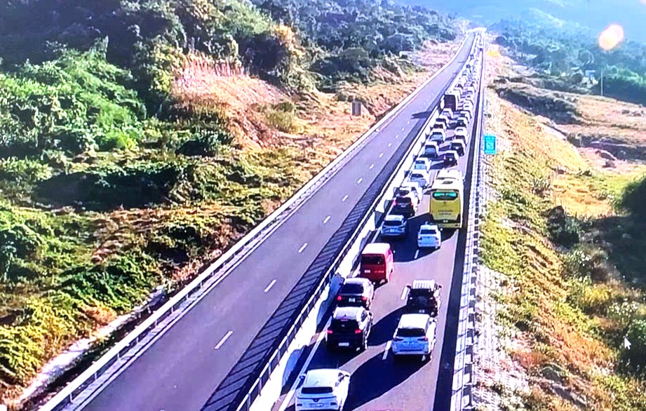 Chiều m&ugrave;ng 5 Tết: &Ocirc; t&ocirc; nườm nượp quay về TP.HCM, cao tốc qu&aacute; tải, CSGT ph&acirc;n luồng từ xa- Ảnh 1.
