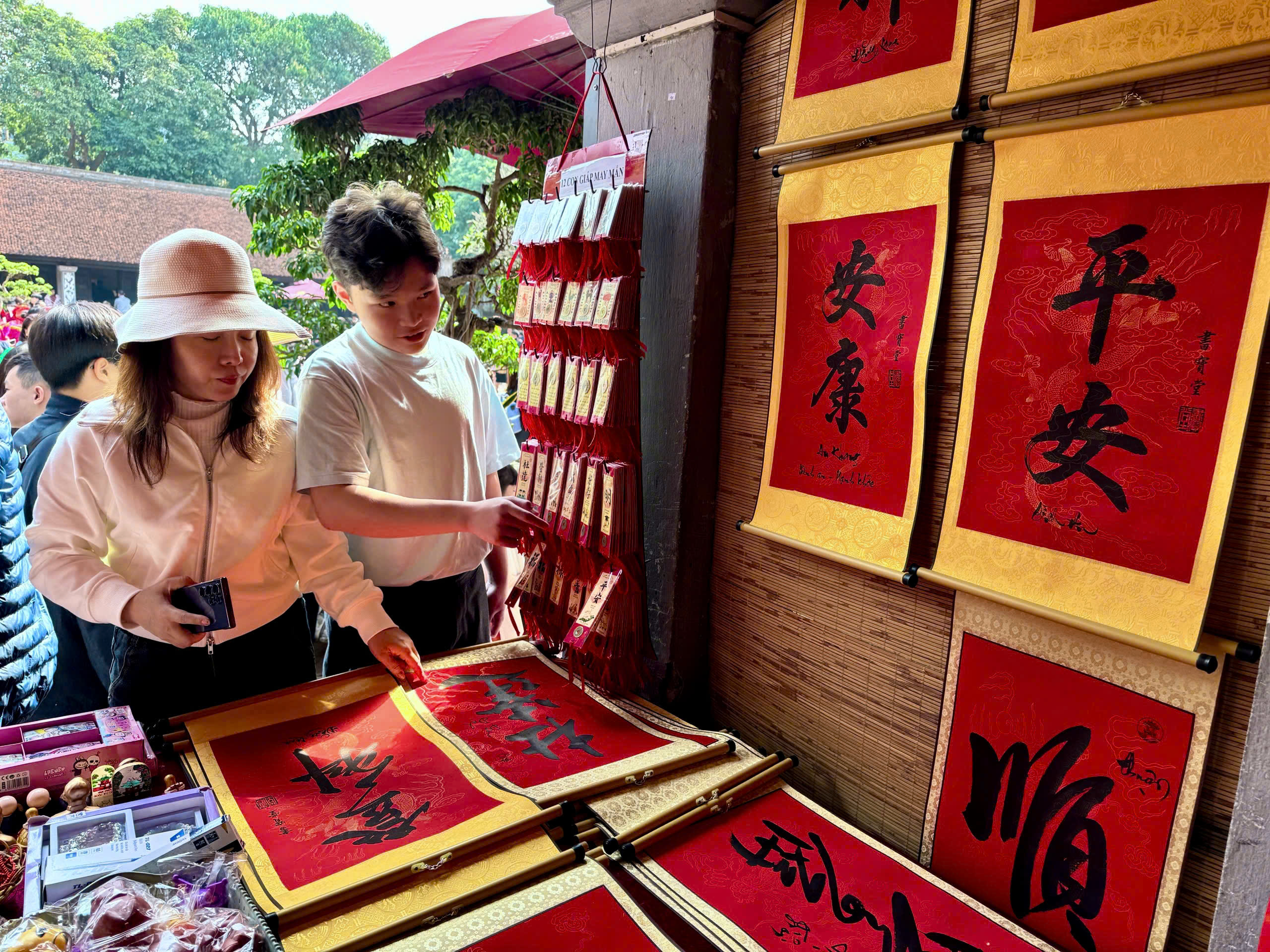Người d&acirc;n tấp nập du xu&acirc;n, xin chữ cầu may tại Văn Miếu- Ảnh 6.