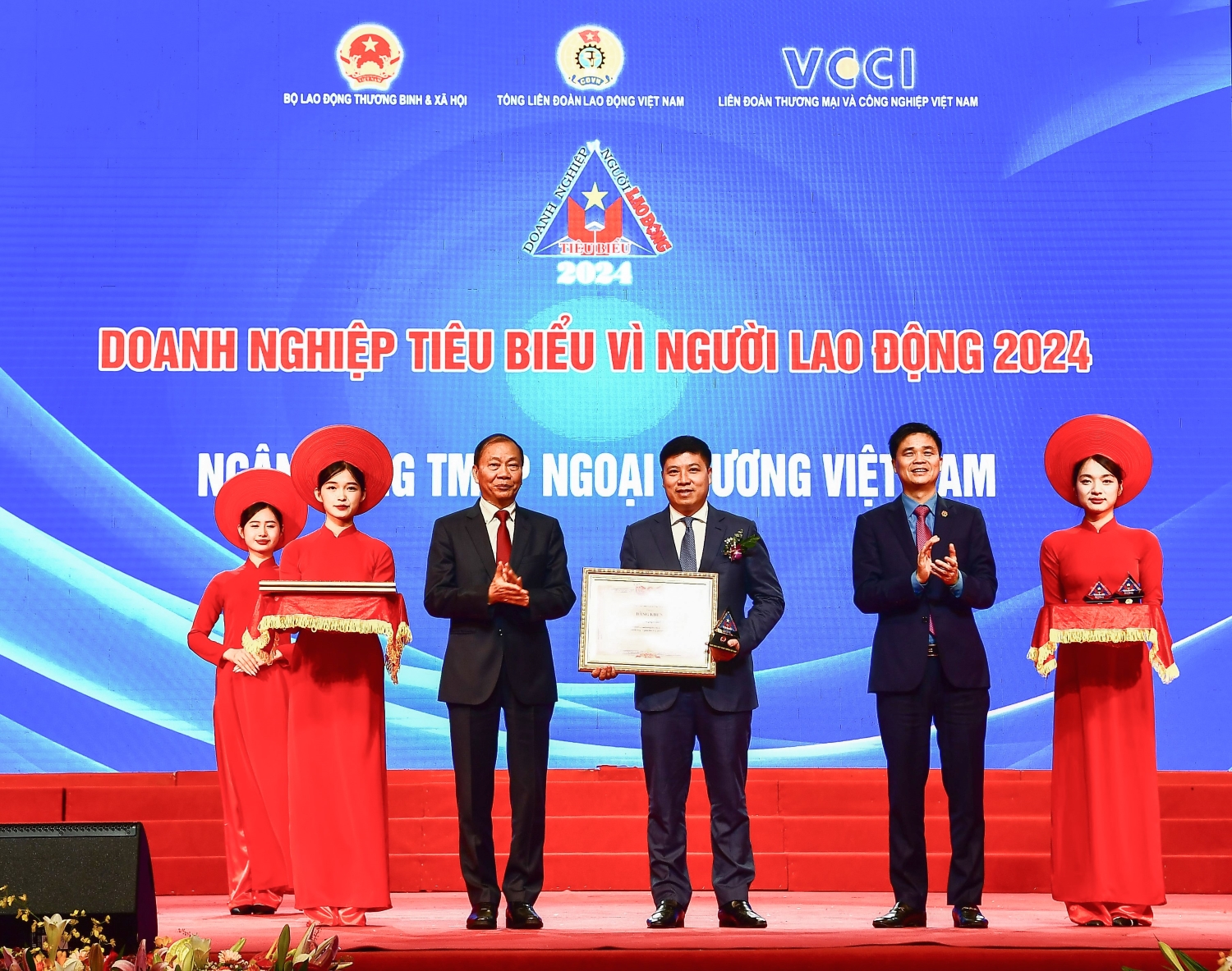 10 dấu ấn Vietcombank năm 2024- Ảnh 9. 10 dấu ấn Vietcombank năm 2024- Ảnh 9.