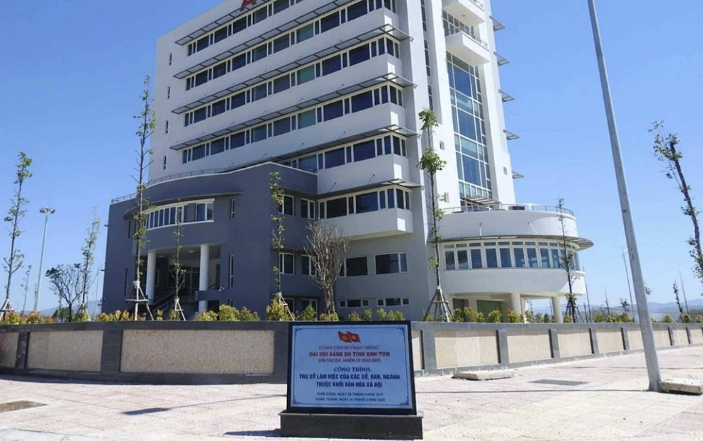 Gi&aacute;m đốc, Ph&oacute; gi&aacute;m đốc Sở X&acirc;y dựng Kon Tum xin nghỉ hưu trước khi hợp nhất- Ảnh 1.