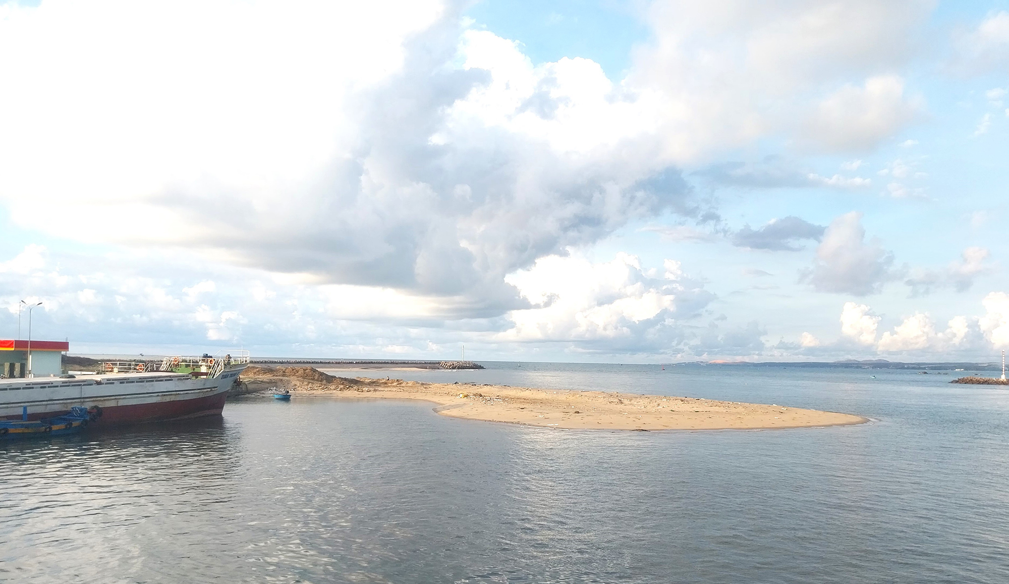 Tàu thuyền gặp khó vì cửa biển Phan Thiết bồi lắng- Ảnh 2. Tàu thuyền gặp khó vì cửa biển Phan Thiết bồi lắng- Ảnh 2.