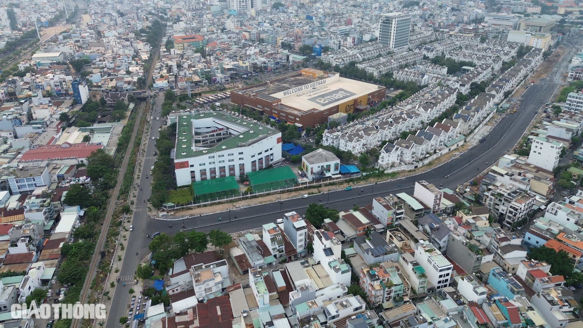 Thấp thỏm đi qua dự &aacute;n đường ngh&igrave;n tỷ chằng chịt cột điện giữa đường- Ảnh 1.