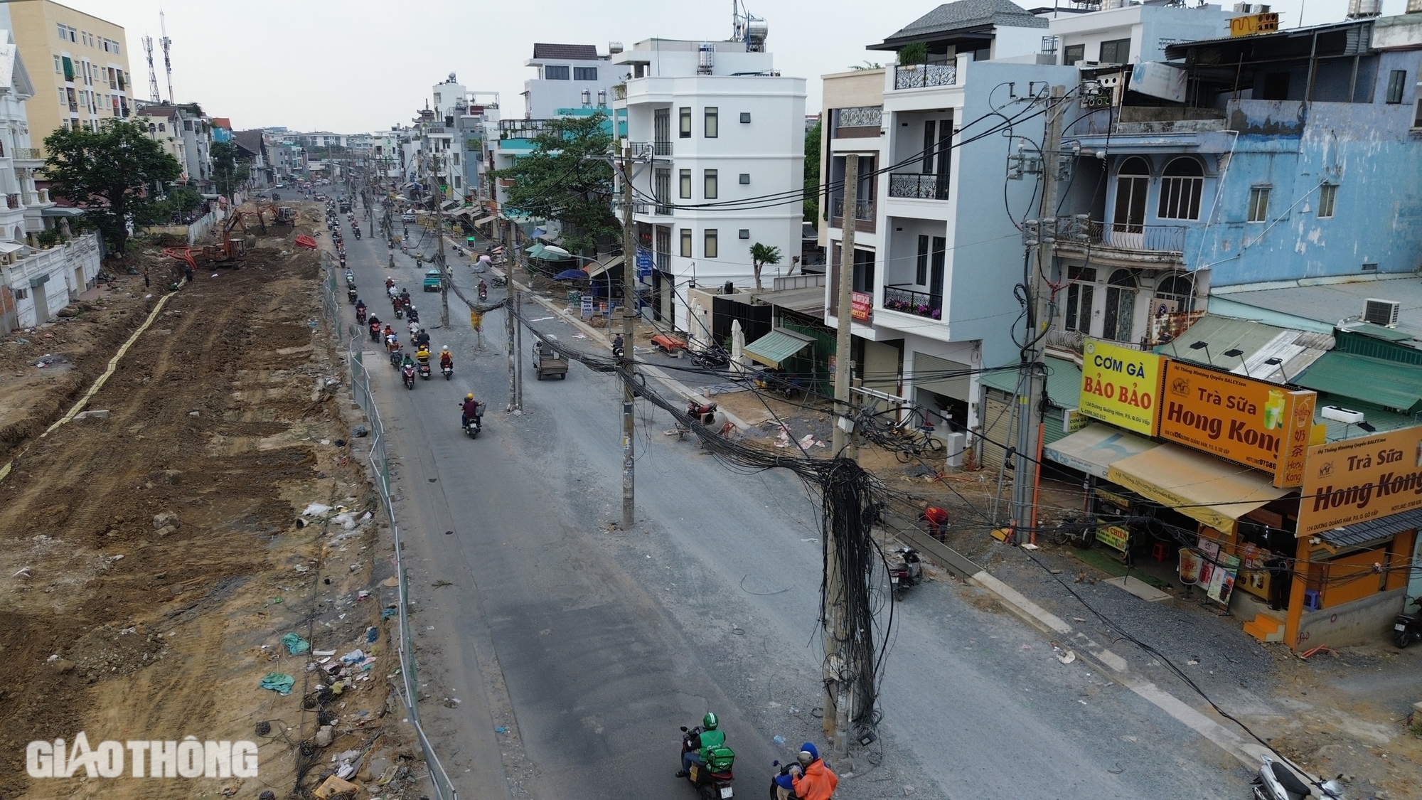 Thấp thỏm đi qua dự &aacute;n đường ngh&igrave;n tỷ chằng chịt cột điện giữa đường- Ảnh 3.