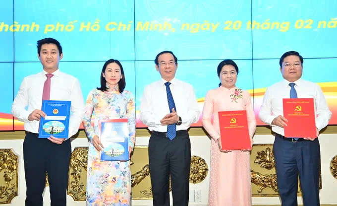 TP.HCM trao quyết định điều động, bổ nhiệm nhiều c&aacute;n bộ chủ chốt- Ảnh 1.