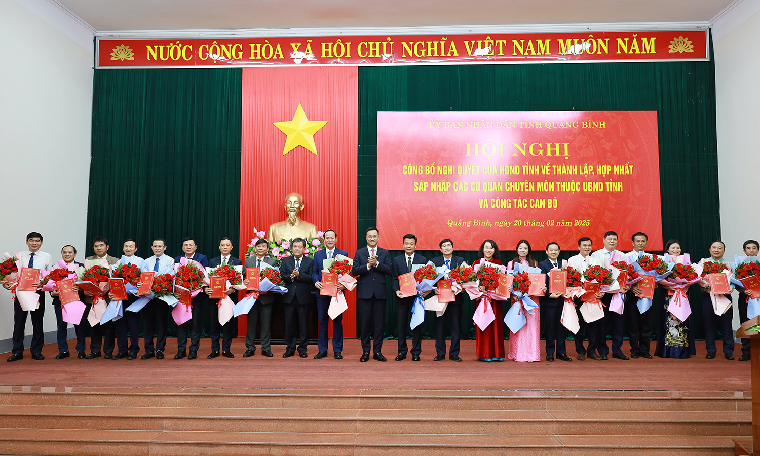 Bổ nhiệm 9 gi&aacute;m đốc sở mới, sau s&aacute;p nhập ở Quảng B&igrave;nh- Ảnh 1.