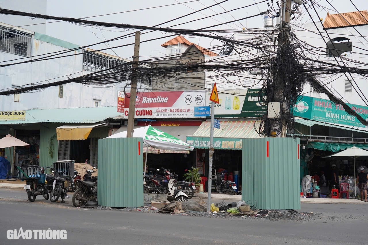 Thấp thỏm đi qua dự &aacute;n đường ngh&igrave;n tỷ chằng chịt cột điện giữa đường- Ảnh 4.