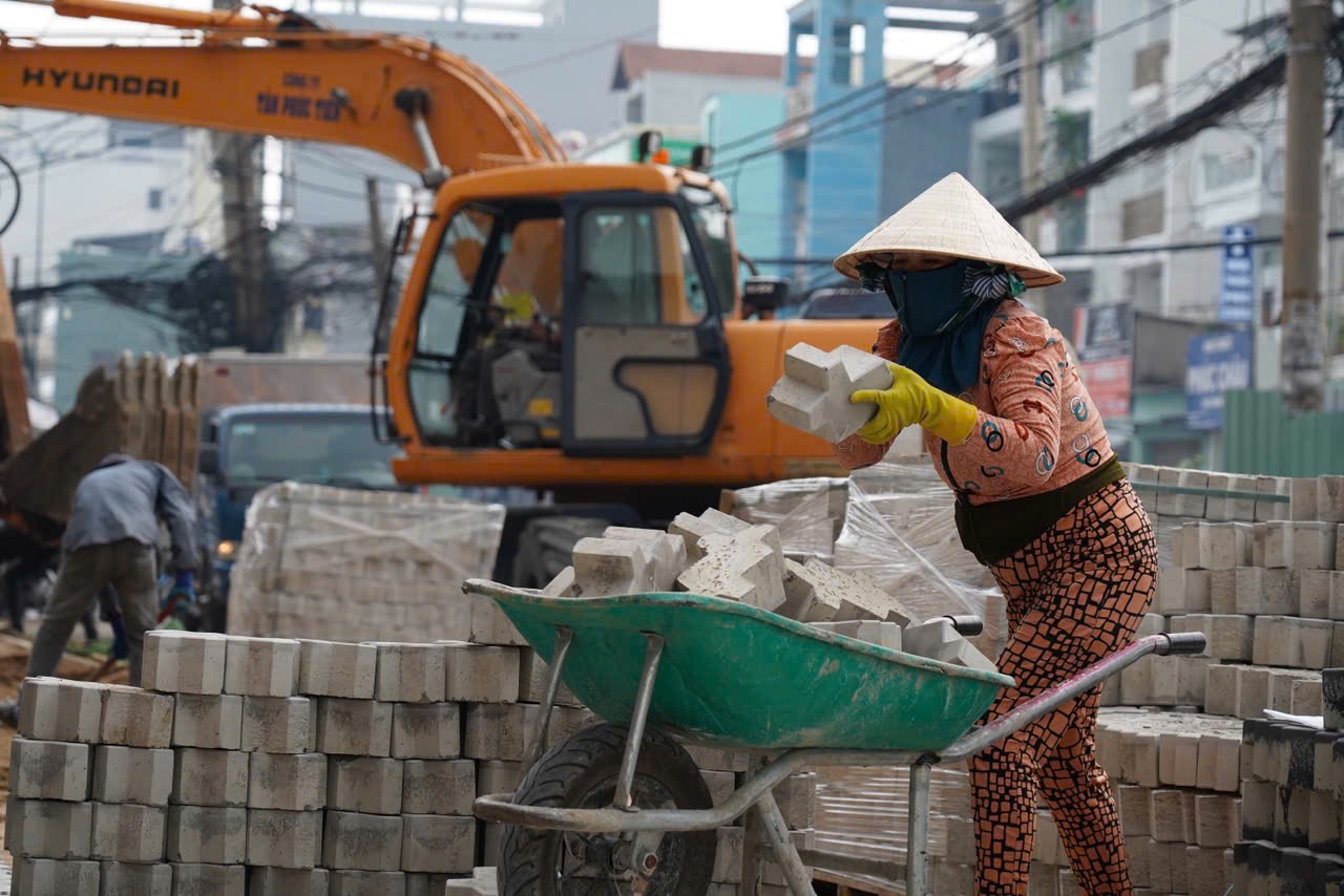 Thấp thỏm đi qua dự &aacute;n đường ngh&igrave;n tỷ chằng chịt cột điện giữa đường- Ảnh 16.