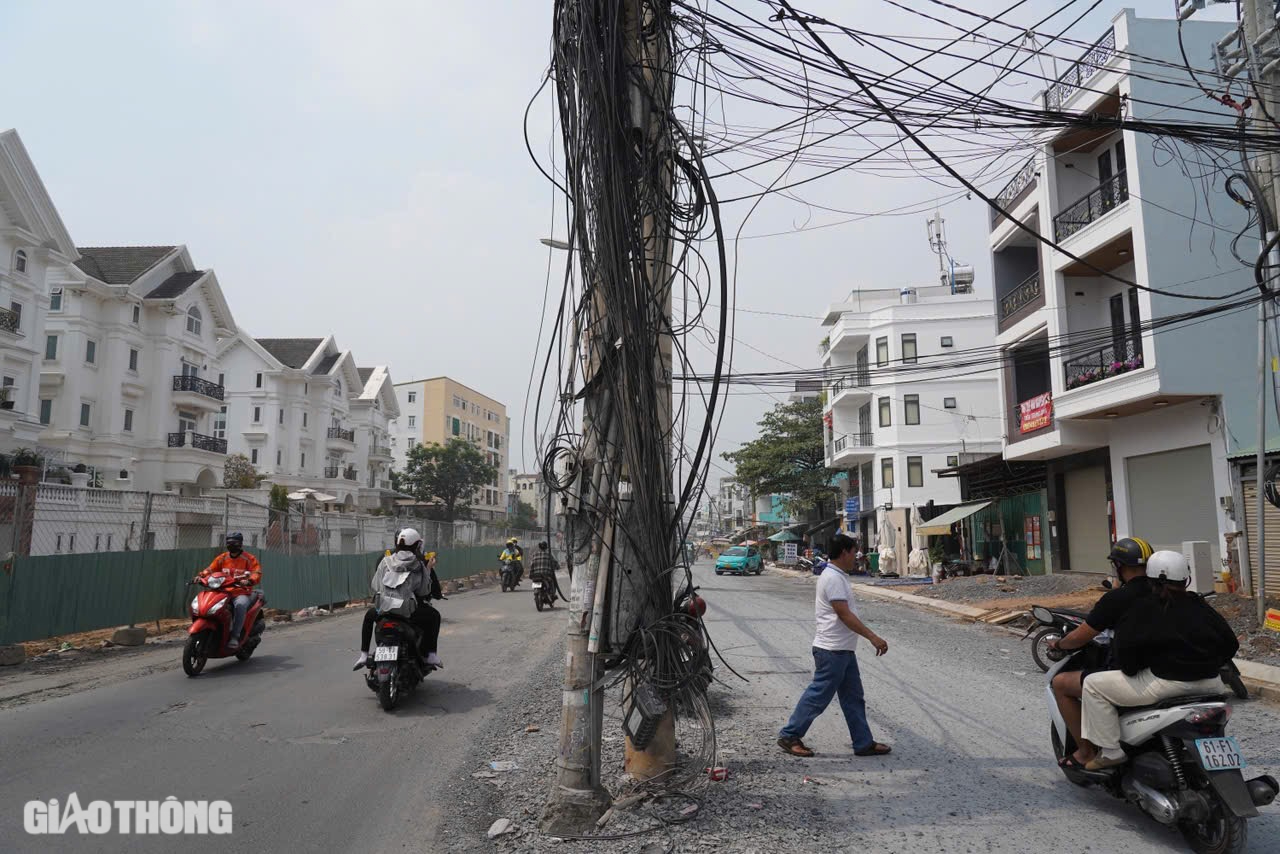 Thấp thỏm đi qua dự &aacute;n đường ngh&igrave;n tỷ chằng chịt cột điện giữa đường- Ảnh 12.