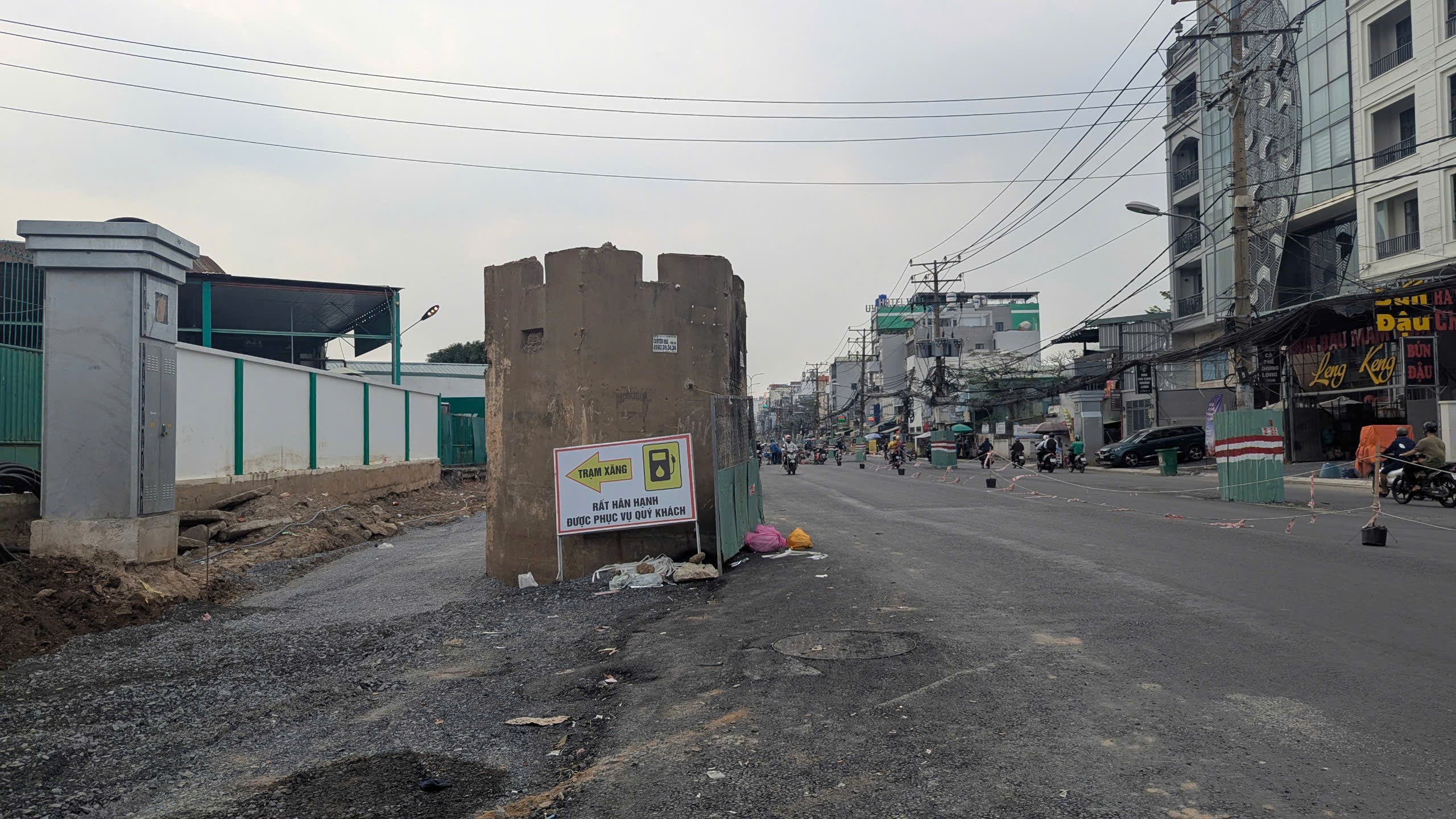 Thấp thỏm đi qua dự &aacute;n đường ngh&igrave;n tỷ chằng chịt cột điện giữa đường- Ảnh 11.