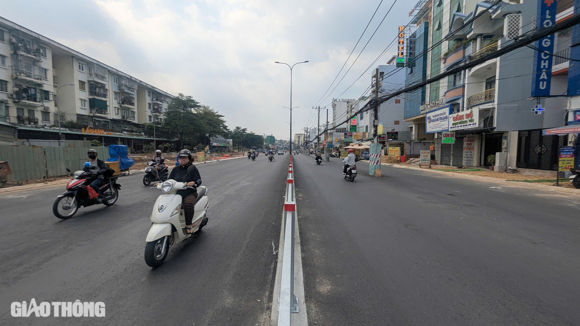 Thấp thỏm đi qua dự &aacute;n đường ngh&igrave;n tỷ chằng chịt cột điện giữa đường- Ảnh 2.