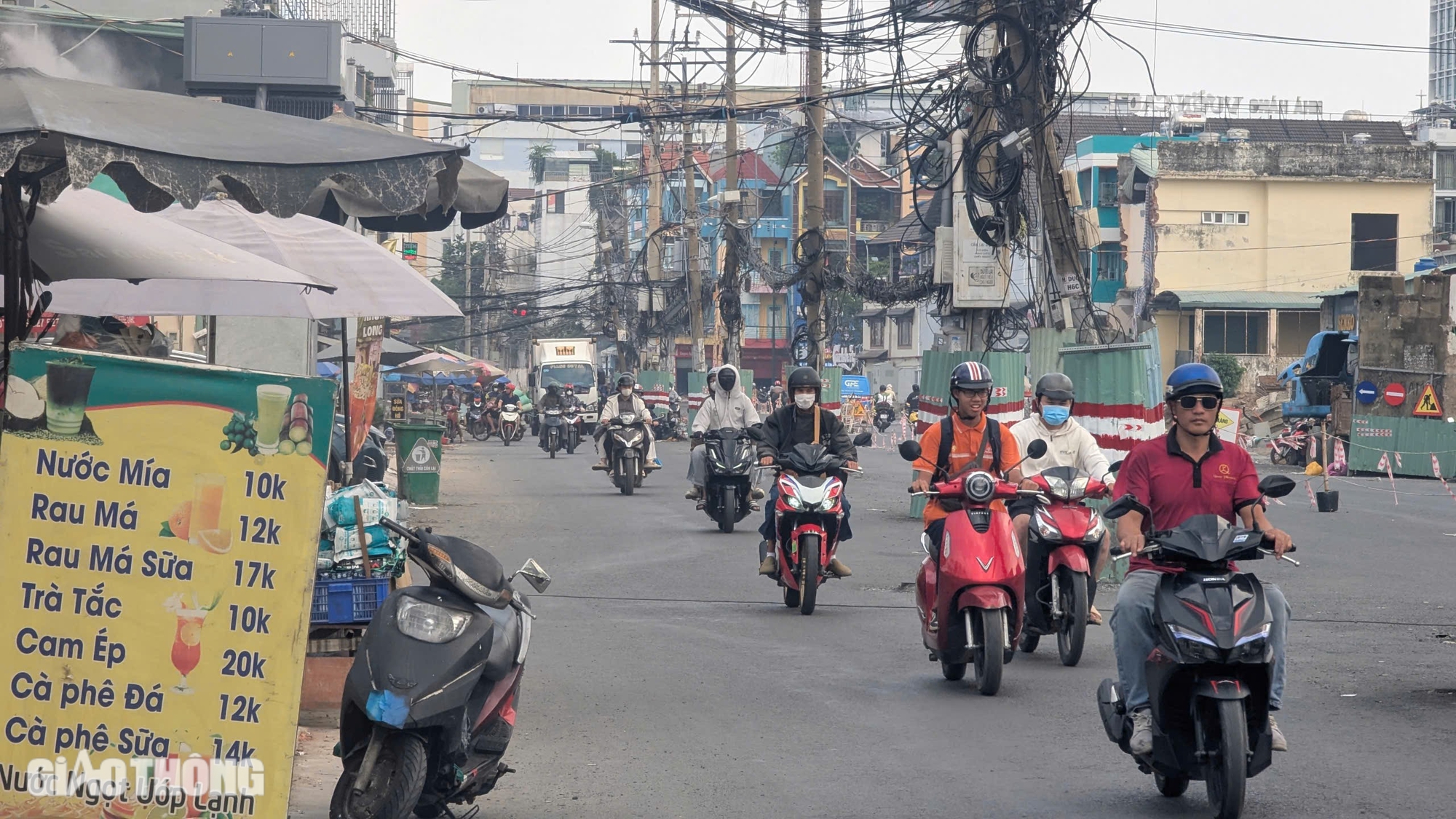 Thấp thỏm đi qua dự &aacute;n đường ngh&igrave;n tỷ chằng chịt cột điện giữa đường- Ảnh 9.