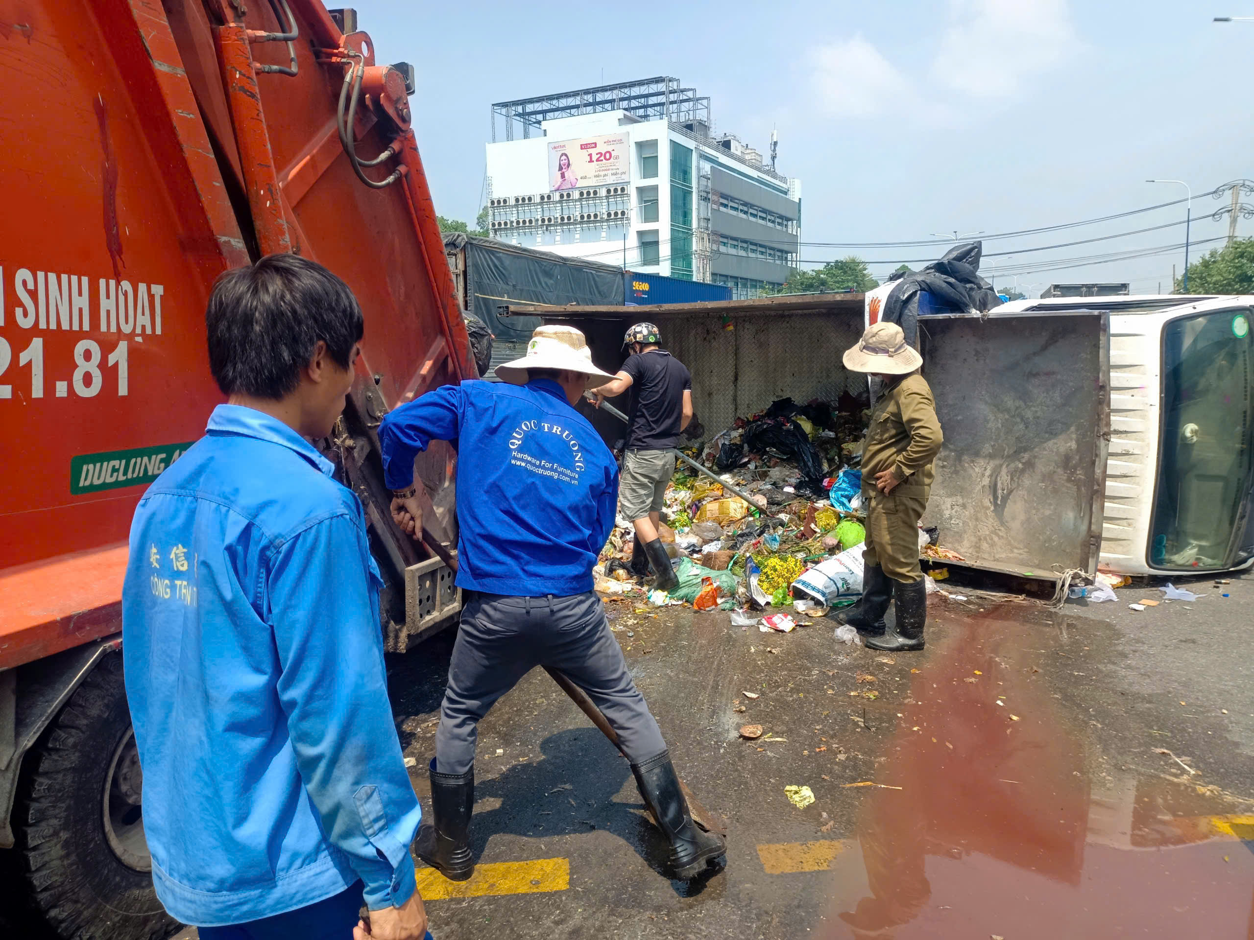 Xe chở r&aacute;c lật chắn ngang đường ở B&igrave;nh Dương, giao th&ocirc;ng &ugrave;n ứ- Ảnh 2.