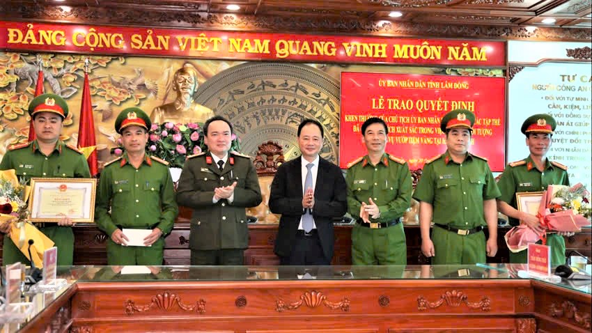 Chủ tịch tỉnh L&acirc;m Đồng khen thưởng c&aacute;c tập thể ph&aacute; nhanh vụ &aacute;n cướp tiệm v&agrave;ng tại Di Linh- Ảnh 1.