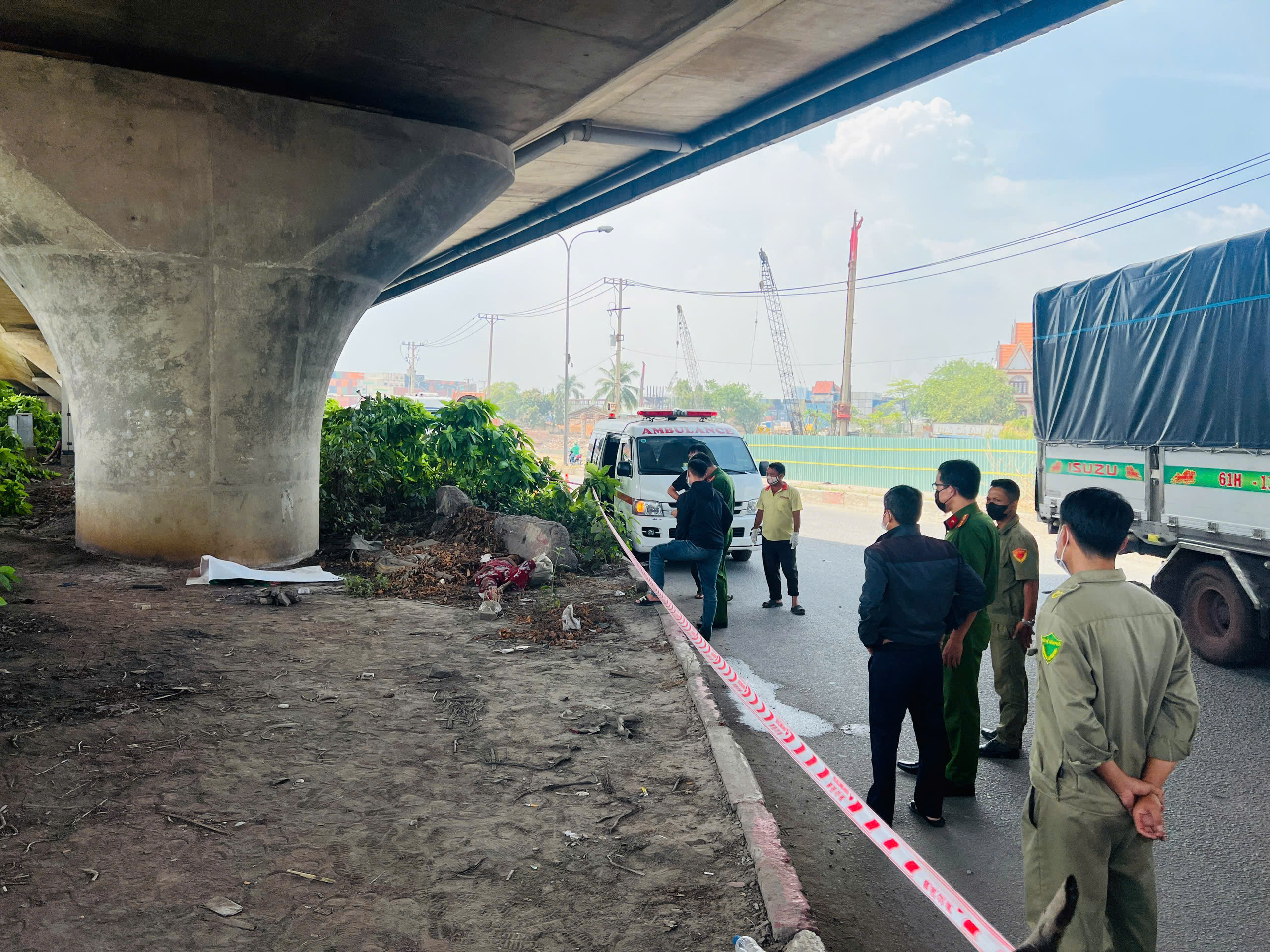 Tìm thân nhân người phụ nữ tử vong dưới gầm cầu vượt ở Bình Dương- Ảnh 1. Tìm thân nhân người phụ nữ tử vong dưới gầm cầu vượt ở Bình Dương- Ảnh 1.