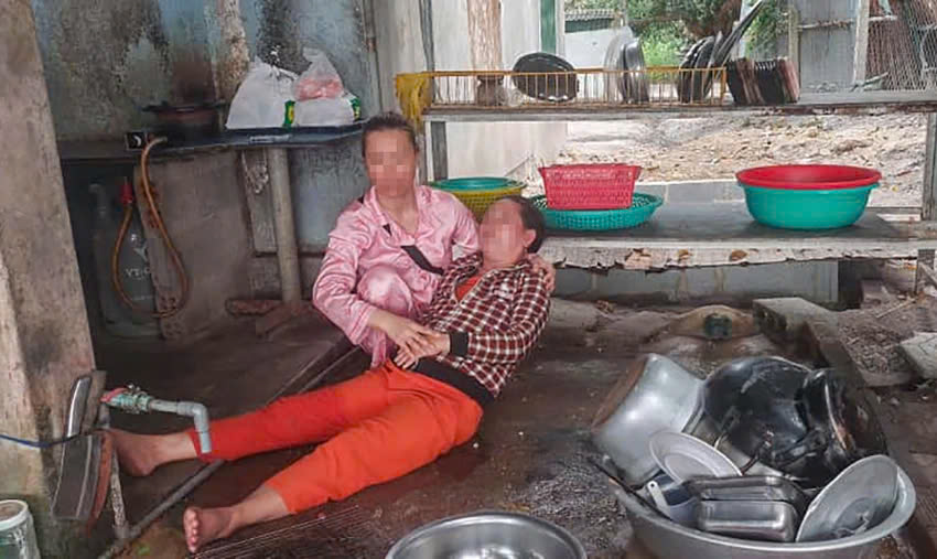 Người phụ nữ bất ngờ bị người lạ đánh gục khi đang rửa bát- Ảnh 1. Người phụ nữ bất ngờ bị người lạ đánh gục khi đang rửa bát- Ảnh 1.