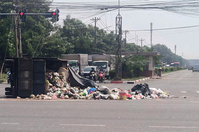 Hiện trường vụ lật xe r&aacute;c.