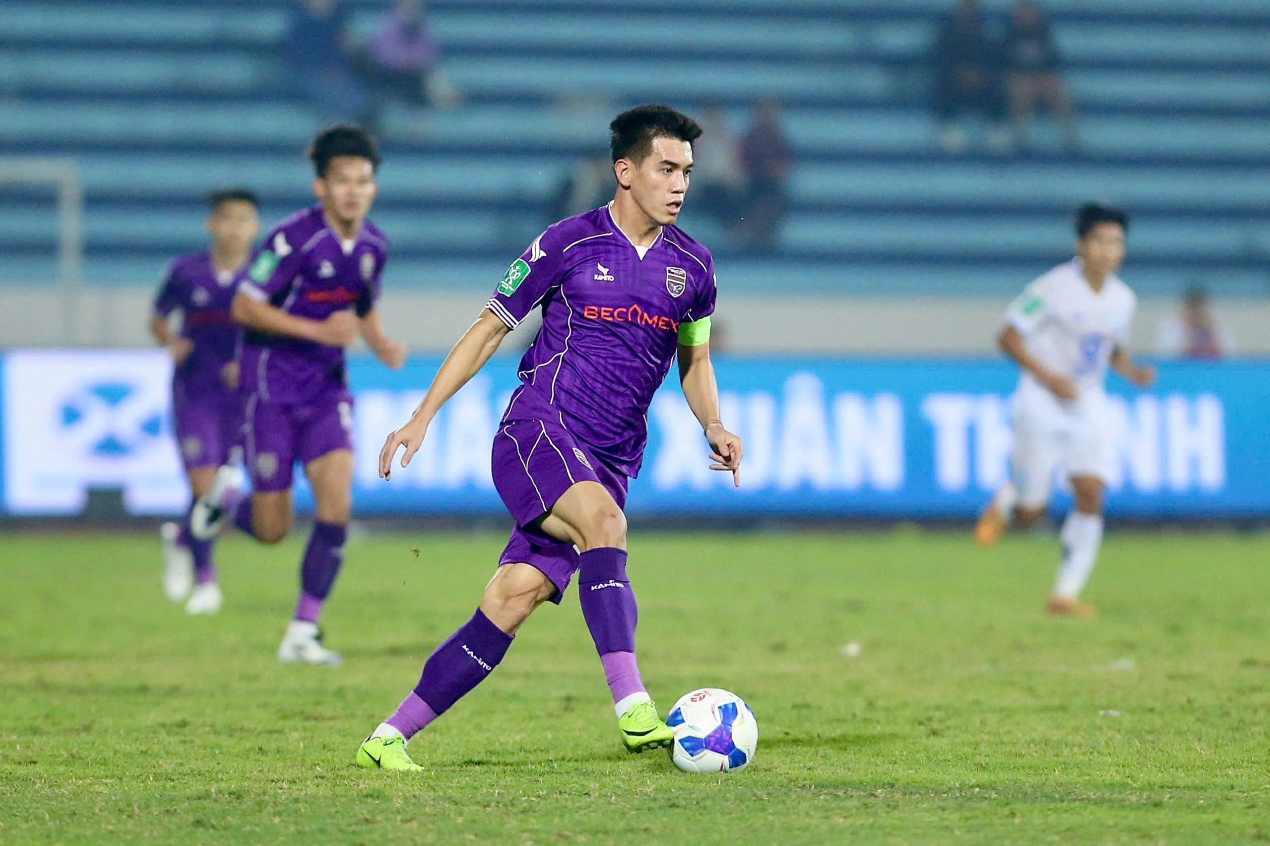 Tiến Linh cho d&agrave;n ngoại binh &ldquo;h&iacute;t kh&oacute;i&rdquo; ở cuộc đua Vua ph&aacute; lưới V-League- Ảnh 1.