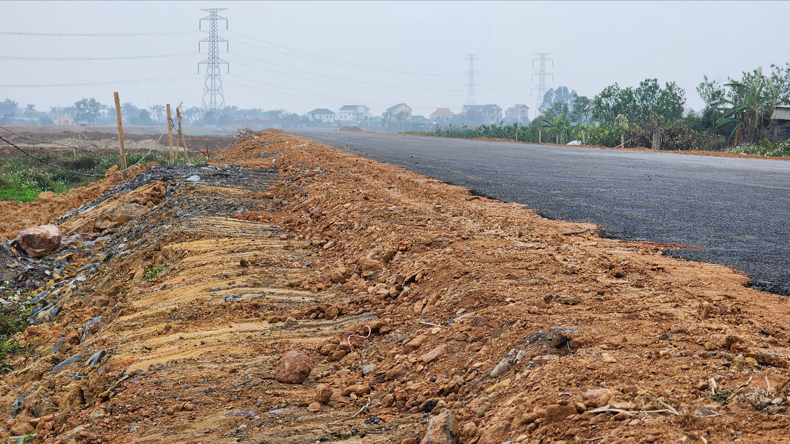 Đường Vành đai 4 - Vùng Thủ đô qua Bắc Ninh thảm những mét bê tông nhựa đầu tiên- Ảnh 17. Đường Vành đai 4 - Vùng Thủ đô qua Bắc Ninh thảm những mét bê tông nhựa đầu tiên- Ảnh 17.