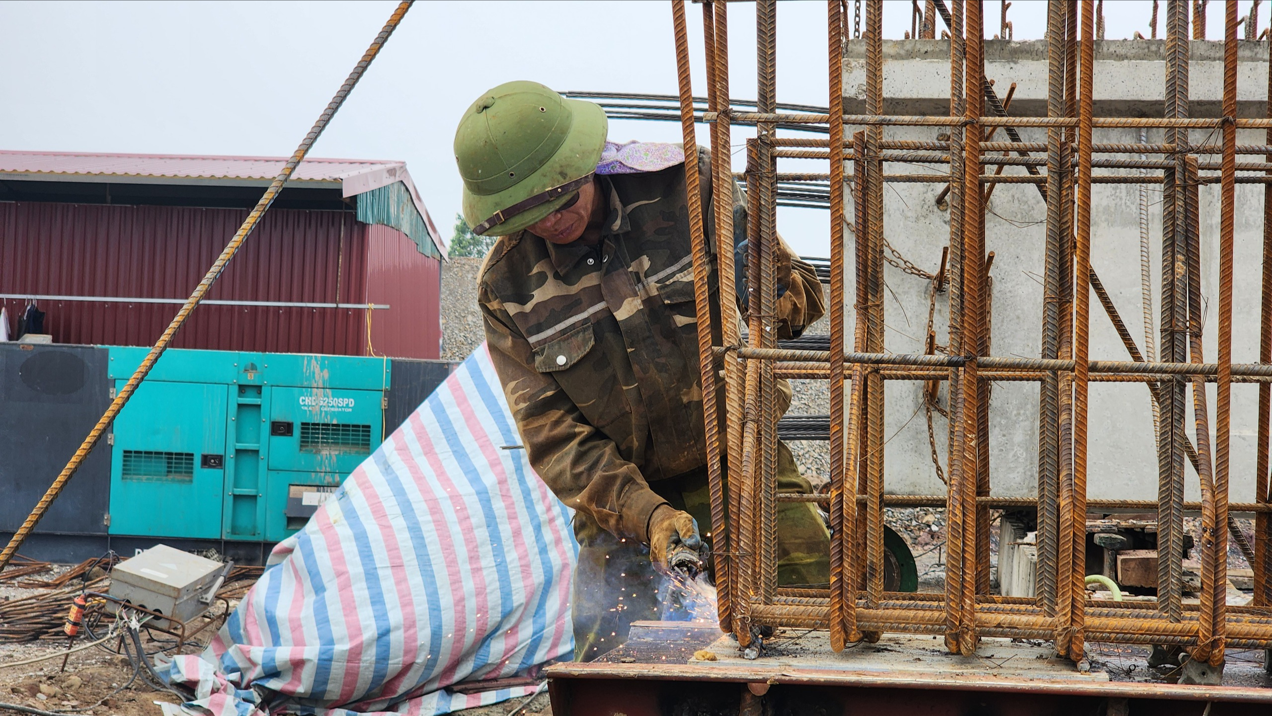 Đường Vành đai 4 - Vùng Thủ đô qua Bắc Ninh thảm những mét bê tông nhựa đầu tiên- Ảnh 11. Đường Vành đai 4 - Vùng Thủ đô qua Bắc Ninh thảm những mét bê tông nhựa đầu tiên- Ảnh 11.
