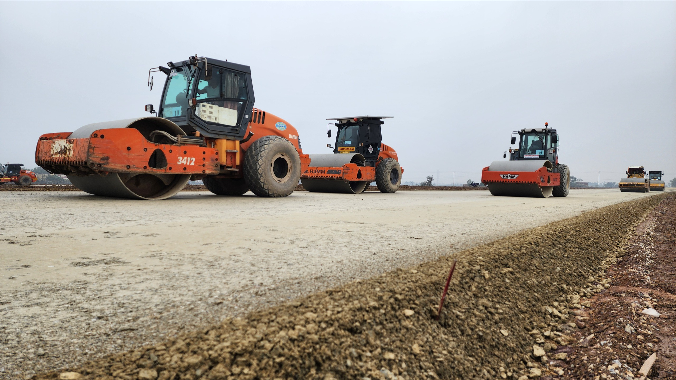 Đường Vành đai 4 - Vùng Thủ đô qua Bắc Ninh thảm những mét bê tông nhựa đầu tiên- Ảnh 7. Đường Vành đai 4 - Vùng Thủ đô qua Bắc Ninh thảm những mét bê tông nhựa đầu tiên- Ảnh 7.