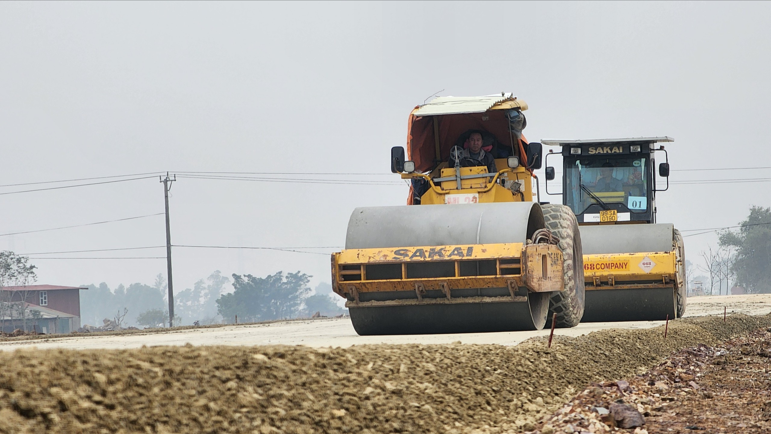 Đường Vành đai 4 - Vùng Thủ đô qua Bắc Ninh thảm những mét bê tông nhựa đầu tiên- Ảnh 8. Đường Vành đai 4 - Vùng Thủ đô qua Bắc Ninh thảm những mét bê tông nhựa đầu tiên- Ảnh 8.