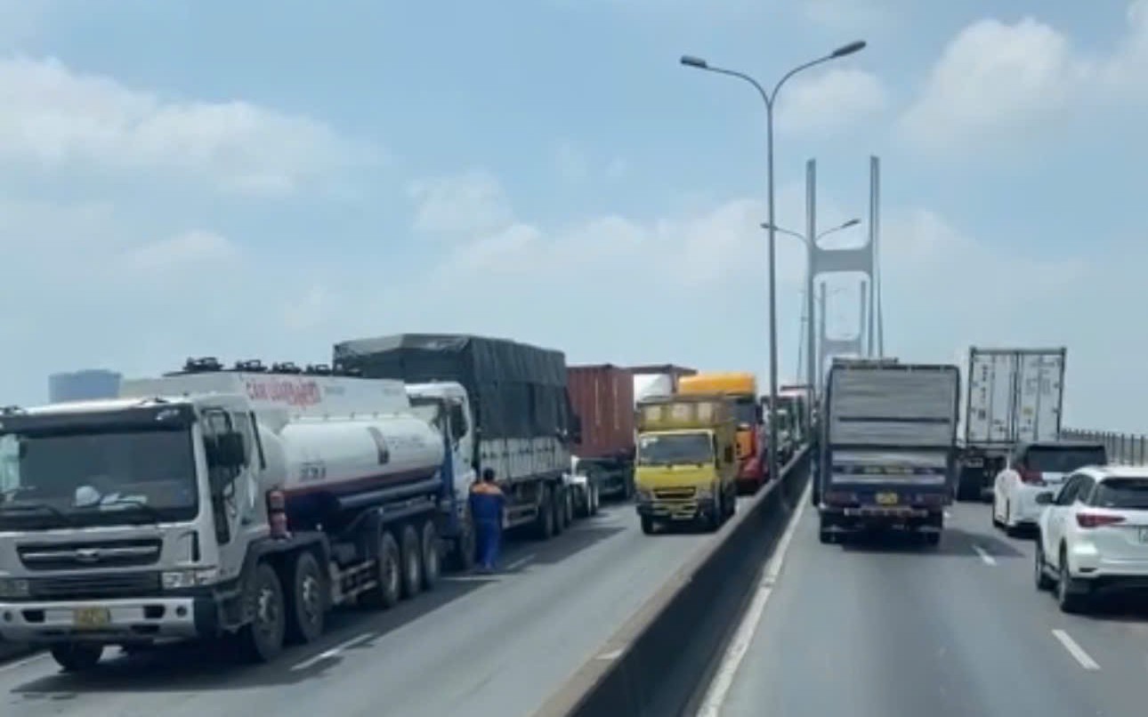 TP.HCM: Điều chỉnh phân làn xe trên cầu Phú Mỹ từ ngày 5/5 để giảm ùn tắc- Ảnh 2. Tai nạn liên hoàn ở dốc cầu Phú Mỹ khiến giao thông ùn tắc kéo dài