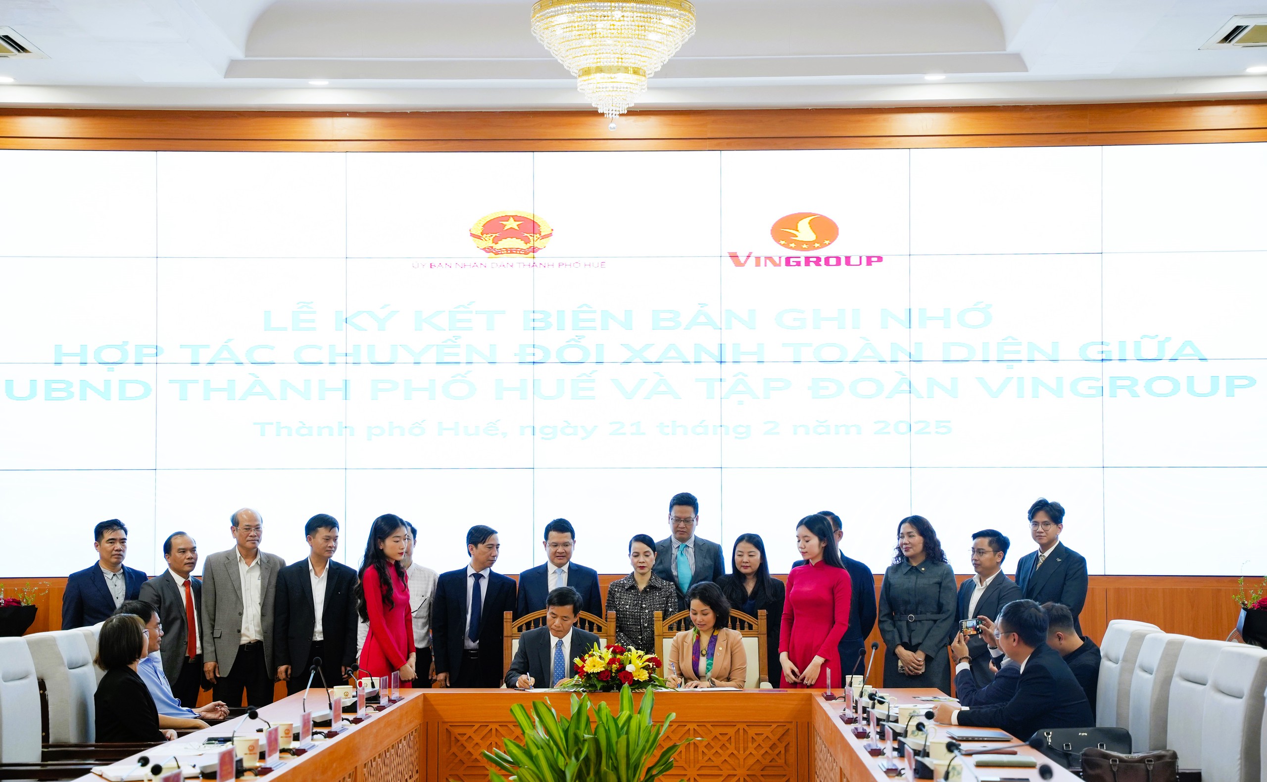 TP Huế và Vingroup ký kết hợp tác thúc đẩy sử dụng xe điện- Ảnh 1. TP Huế và Vingroup ký kết hợp tác thúc đẩy sử dụng xe điện- Ảnh 1.