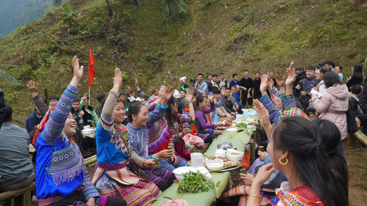 Độc đ&aacute;o lễ c&uacute;ng Thần rừng của người M&ocirc;ng ở Y&ecirc;n B&aacute;i- Ảnh 6.