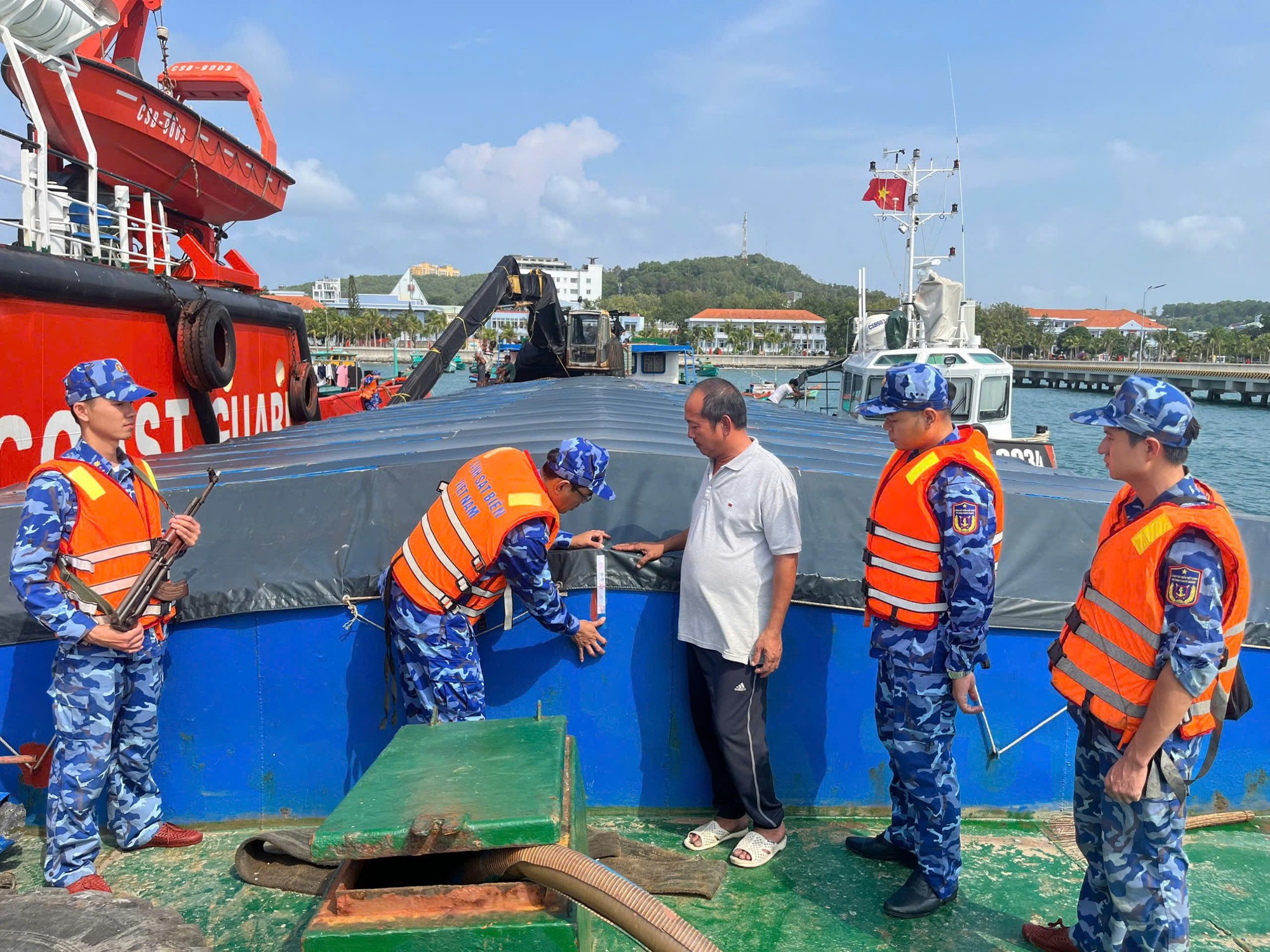 Bắt giữ s&agrave; lan vận chuyển tr&aacute;i ph&eacute;p hơn 100 tấn ph&acirc;n đạm URE tr&ecirc;n biển- Ảnh 1.