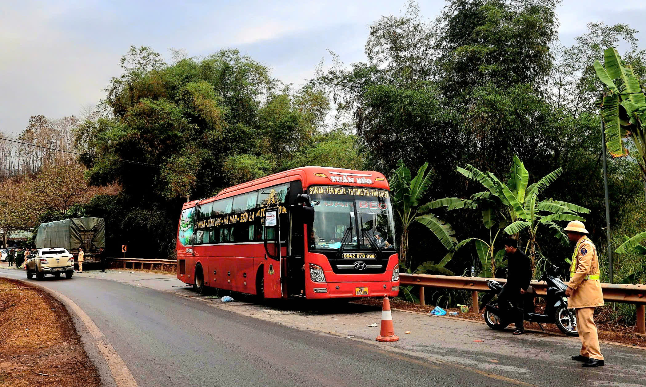 Gi&aacute;m đốc C&ocirc;ng an Sơn La chỉ đạo khẩn trương l&agrave;m r&otilde; nguy&ecirc;n nh&acirc;n vụ TNGT khiến 6 người chết- Ảnh 3.