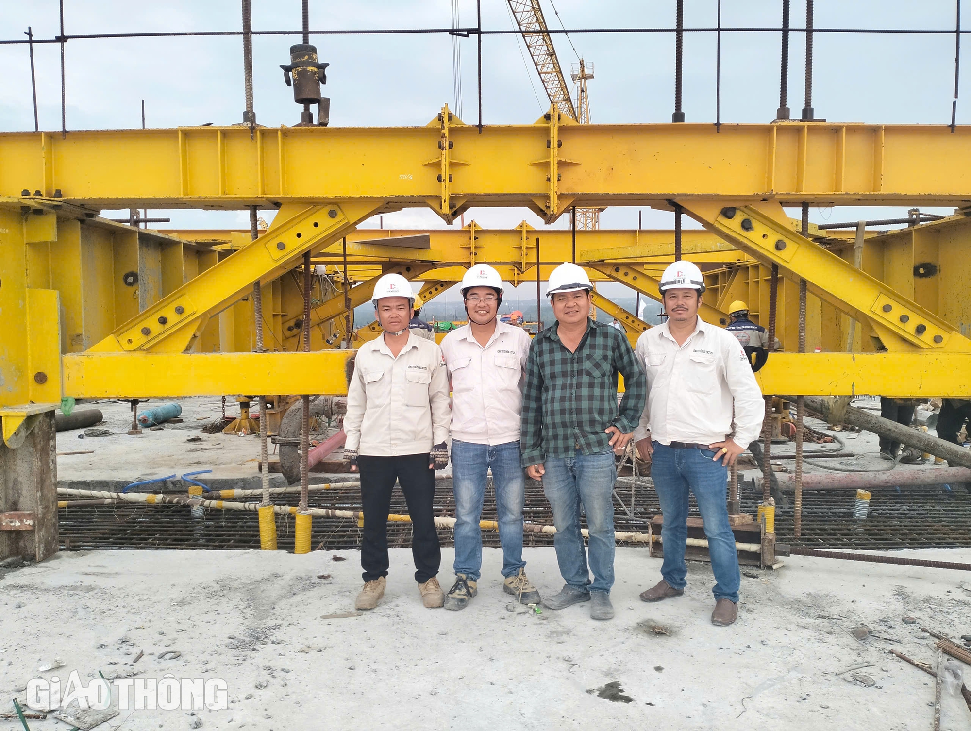 To&agrave;n cảnh cầu Nhơn Trạch sắp hợp long, đường dẫn đ&atilde; thảm nhựa- Ảnh 7.