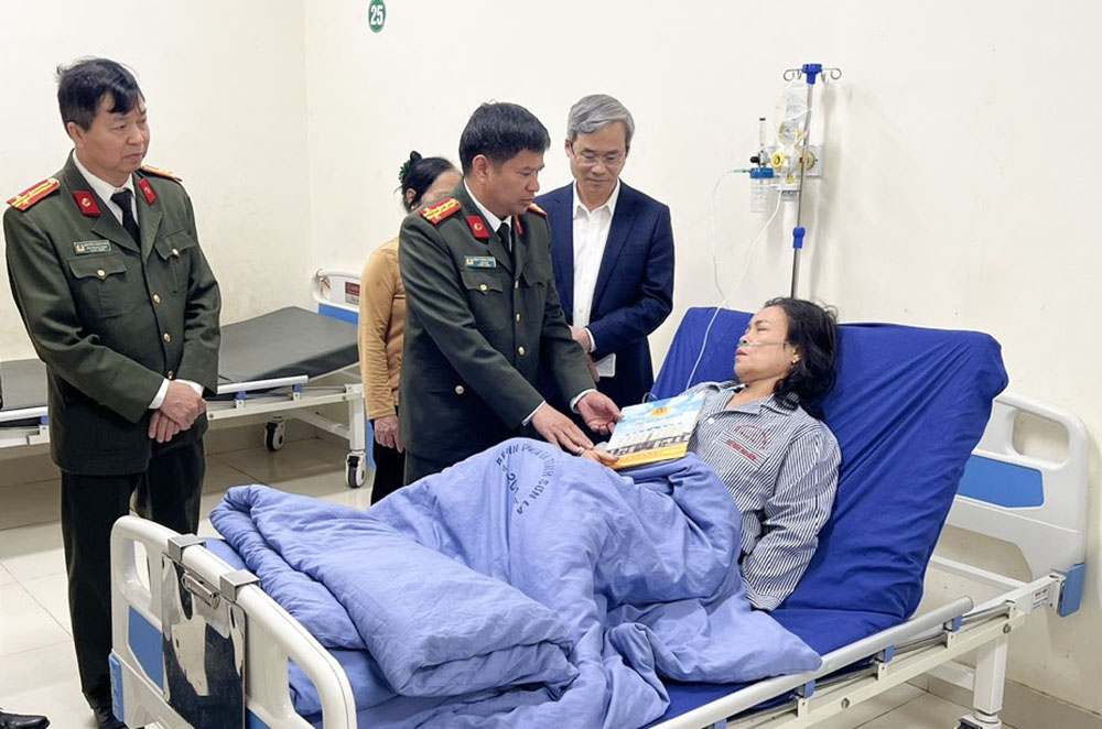 Gi&aacute;m đốc C&ocirc;ng an Sơn La chỉ đạo khẩn trương l&agrave;m r&otilde; nguy&ecirc;n nh&acirc;n vụ TNGT khiến 6 người chết- Ảnh 2.