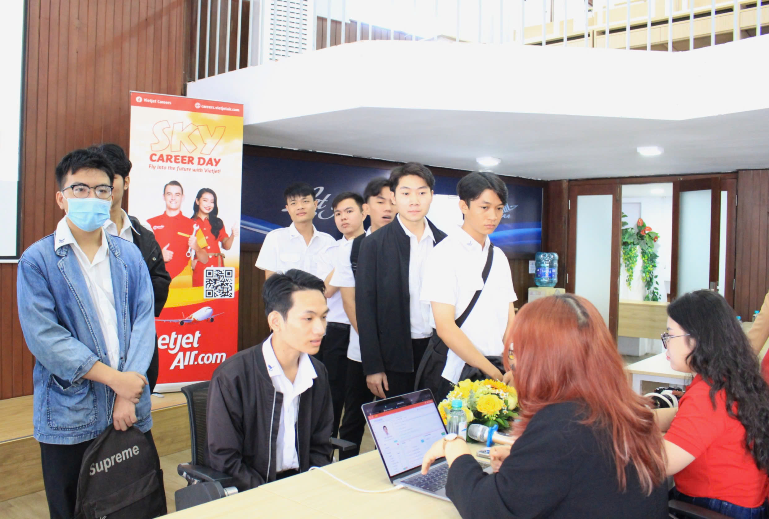 H&agrave;ng trăm sinh vi&ecirc;n Học viện H&agrave;ng kh&ocirc;ng Việt Nam ứng tuyển v&agrave;o VietJet Air- Ảnh 1.