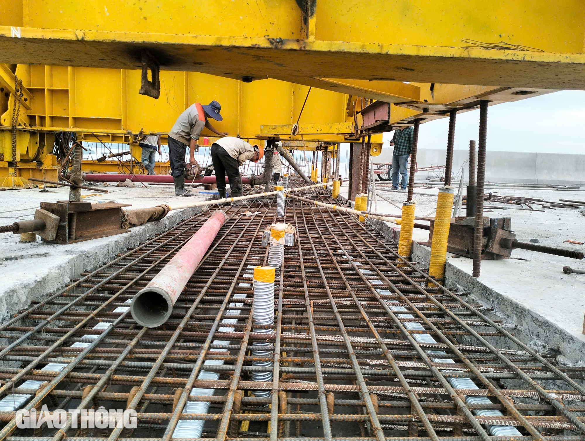 To&agrave;n cảnh cầu Nhơn Trạch sắp hợp long, đường dẫn đ&atilde; thảm nhựa- Ảnh 6.