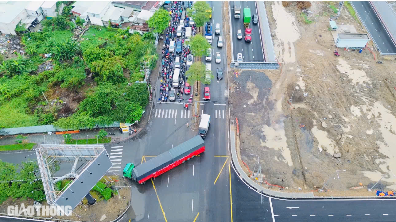 Vì sao có hầm chui hơn 800 tỷ, nút giao Nguyễn Văn Linh - Nguyễn Hữu Thọ vẫn ùn tắc?- Ảnh 6. Vì sao có hầm chui hơn 800 tỷ, nút giao Nguyễn Văn Linh - Nguyễn Hữu Thọ vẫn ùn tắc?- Ảnh 6.