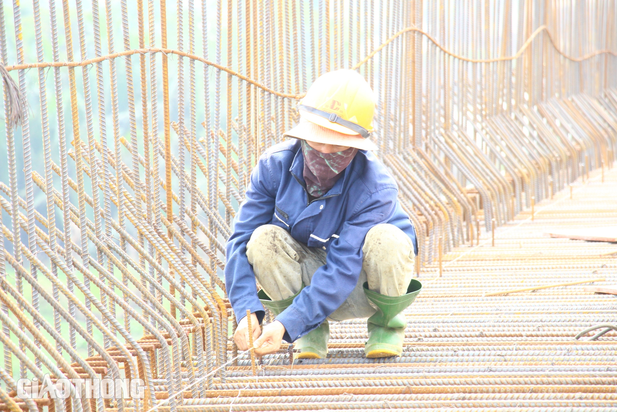 To&agrave;n cảnh cầu Nhơn Trạch sắp hợp long, đường dẫn đ&atilde; thảm nhựa- Ảnh 3.