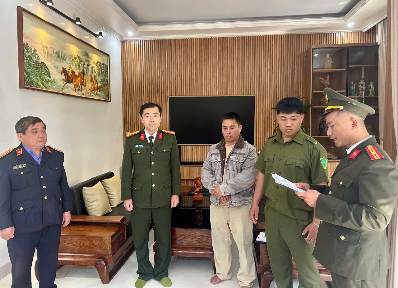 Người đ&agrave;n &ocirc;ng 50 tuổi bị khởi tố v&igrave; l&agrave;m giả giấy ph&eacute;p l&aacute;i xe- Ảnh 1.