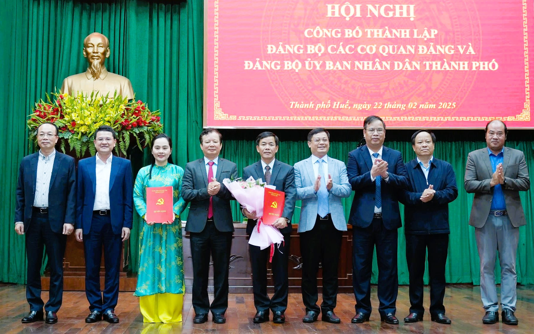 TP Huế có thêm một phó chủ tịch- Ảnh 2. Thành ủy Huế công bố nhiều quyết định quan trọng về công tác cán bộ